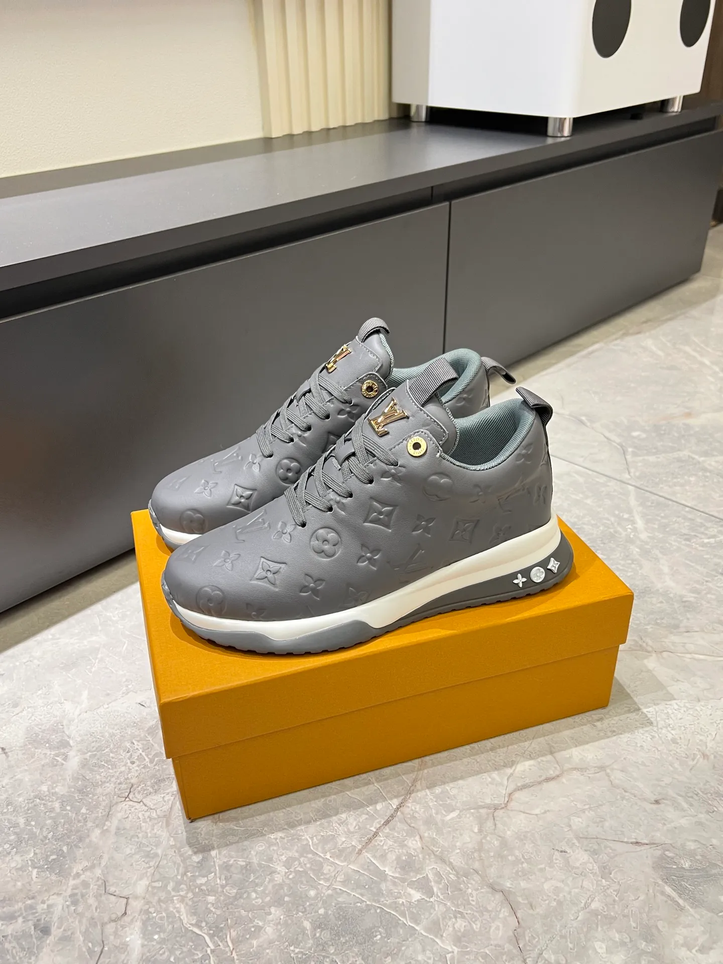 p520 "LOUI* VUITTO*" popular men's casual shoes, genuine development in Italy💯purchasing level quality✔️The upper is made of first-layer cowhide, comfortable and soft sheepskin feet⚡️Fashionable and versatile, the toe last shape is firm and full, and the soles are made from original LV molds and can be freely entered and exited the counter. Light and comfortable on the feet~Purely handmade, details determine quality! Size:39-44!